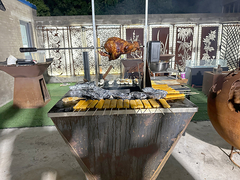 Nieuwe tuin buiten koken corten staal barbecue grill met automatische draaiende kip rek